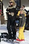 Oberlech 27 december 2005
Linda de Mol met Julian en Noah op ski vkantie. met gsm