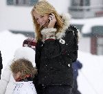 Oberlech 28 december 2005
Linda de Mol op skivakantie met Sander Vahle en Julian en Noah.
met gsm
