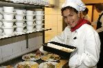 Amsterdam 12 december 2005
Kerstdiner bij de kersentuin met bn ers van Talpa in keuken en bediening.    Lucia Rijken