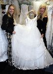 Rotterdam 30 november 2005
 Mariska Bauer en Mary Borsato met trouwjurkenin het Holland casino