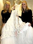 Rotterdam 30 november 2005
 Mariska Bauer en Mary Borsato met trouwjurkenin het Holland casino
