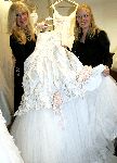 Rotterdam 30 november 2005
 Mariska Bauer en Mary Borsato met trouwjurkenin het Holland casino