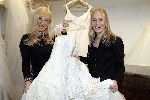 Rotterdam 30 november 2005
 Mariska Bauer en Mary Borsato met trouwjurkenin het Holland casino