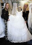 Rotterdam 30 november 2005
 Mariska Bauer en Mary Borsato met trouwjurkenin het Holland casino