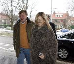 Den Haag 31 december 2005
Koningin Beatrix geopereerd aan haar knie in Rode kruis ziekenhuis.
Prins Willem Alexander en Prinses Maxima komen op bezoek.Maxima met gsm
