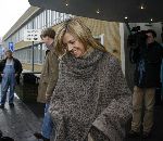 Den Haag 31 december 2005
Koningin Beatrix geopereerd aan haar knie in Rode kruis ziekenhuis.
Prins Willem Alexander en Maxima komen op bezoek.