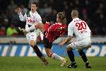 Eindhoven, 29 December 2005
Kompetitiewedstrijd seizoen 2005/2006
PSV-FC-Twente eindstand 1-1
Mika Vayrynen probeert de bal weg te schieten tussen 2 FC-Twente spelers in

© Foto Bart Bel
