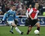 Rotterdam, 11 December 2005 Kompetiewedstrijd seizoen 2005/2006
Feyenoord-PSV, eindstand 1-0
Patrick Paauwe in duel met Jason Culina