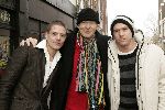 Amsterdam 9 december 2005
Presentatie serie van Speijk bij Talpa.
Peter Faber met muts
 Johnny de Mol met muts en Tygo Gernandt