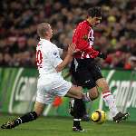 Eindhoven, 29 December 2005
Kompetitiewedstrijd seizoen 2005/2006
PSV-FC-Twente eindstand 1-1
Phillip Cocu wordt van de bal gezet door Bas Sibum

© Foto Bart Bel