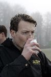 Amersfoort 10 december 2005
Prins Constantijn voetbalt met gehandicapten.
Als scheidsrechter drinkend een kopje koffie