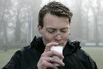 Amersfoort 10 december 2005
Prins Constantijn voetbaLt met gehandicapten.
Drinkt hier een kopje koffie