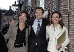 Apeldoorn 16 december 2005
Prinses Margriet Marilene Annette Aimee en Anita taart aansnijden bij expositie van hun trouwjurken op paleis het Loo. Prins Floris en Lara