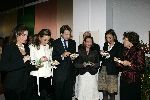 Apeldoorn 16 december 2005
Prinses Margriet Marilene Annette Aimee en Anita taart aansnijden bij expositie van hun trouwjurken op paleis het Loo.