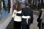 Apeldoorn 16 december 2005
Prinses Margriet Marilene Annette Aimee en Anita taart aansnijden bij expositie van hun trouwjurken op paleis het Loo. Prins Floris