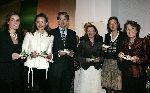 Apeldoorn 16 december 2005
Prinses Margriet Marilene Annette Aimee en Anita taart aansnijden bij expositie van hun trouwjurken op paleis het Loo. Prins Floris