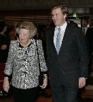 Amsterdam 7 december 2005
Uitreiking prins Claus prijs in het ij muziek theater.
Prins Willem Alexander en koningin Beatrix