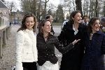 Apeldoorn 16 december 2005
Prinses Margriet Marilene Annette Aimee en Anita taart aansnijden bij expositie van hun trouwjurken op paleis het Loo.