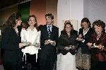 Apeldoorn 16 december 2005
Prinses Margriet Marilene Annette Aimee en Anita taart aansnijden bij expositie van hun trouwjurken op paleis het Loo. Prins Floris
