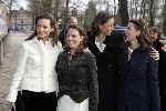 Apeldoorn 16 december 2005
Prinses Margriet Marilene Annette Aimee en Anita taart aansnijden bij expositie van hun trouwjurken op paleis het Loo.