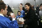 Amersfoort 10 december 2005
Prinses Anita deelt bekers met limonade uit aan de voetballertjes