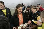 Amersfoort 10 december 2005
Prinses Anita deelt bekers met limonade uit aan de voetballertjes