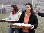 Amersfoort 10 december 2005
Prinses Anita deelt bekers met limonade uit aan de voetballertjes