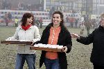 Amersfoort 10 december 2005
Prinses Anita deelt bekers met limonade uit aan de voetballertjes