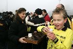 Amersfoort 10 december 2005
Prinses Anita deelt bekers met limonade uit aan de voetballertjes