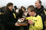 Amersfoort 10 december 2005
Prinses Anita deelt bekers met limonade uit aan de voetballertjes