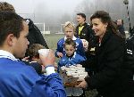 Amersfoort 10 december 2005
Prinses Anita deelt bekers met limonade uit aan de voetballertjes