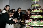 Apeldoorn 16 december 2005
Prinses Margriet Marilene Annette Aimee en Anita taart aansnijden bij expositie van hun trouwjurken op paleis het Loo.