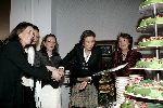 Apeldoorn 16 december 2005
Prinses Margriet Marilene Annette Aimee en Anita taart aansnijden bij expositie van hun trouwjurken op paleis het Loo.