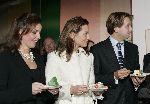 Apeldoorn 16 december 2005
Prinses Margriet Marilene Annette Aimee en Anita taart aansnijden bij expositie van hun trouwjurken op paleis het Loo. Prins Floris