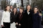 Apeldoorn 16 december 2005
Prinses Margriet Marilene Annette Aimee en Anita taart aansnijden bij expositie van hun trouwjurken op paleis het Loo.