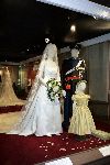 Apeldoorn 16 december 2005
Prinses Margriet Marilene Annette Aimee en Anita taart aansnijden bij expositie van hun trouwjurken op paleis het Loo.  trouwjurk Anita