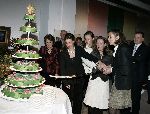 Apeldoorn 16 december 2005
Prinses Margriet Marilene Annette Aimee en Anita taart aansnijden bij expositie van hun trouwjurken op paleis het Loo. Prins Floris