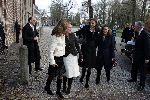 Apeldoorn 16 december 2005
Prinses Margriet Marilene Annette Aimee en Anita taart aansnijden bij expositie van hun trouwjurken op paleis het Loo.