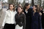 Apeldoorn 16 december 2005
Prinses Margriet Marilene Annette Aimee en Anita taart aansnijden bij expositie van hun trouwjurken op paleis het Loo.