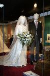 Apeldoorn 16 december 2005
Prinses Margriet Marilene Annette Aimee en Anita taart aansnijden bij expositie van hun trouwjurken op paleis het Loo.  trouwjurk Annette