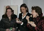 Apeldoorn 16 december 2005
Prinses Margriet Marilene Annette Aimee en Anita taart aansnijden bij expositie van hun trouwjurken op paleis het Loo. Prins Floris