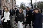 Apeldoorn 16 december 2005
Prinses Margriet Marilene Annette Aimee en Anita taart aansnijden bij expositie van hun trouwjurken op paleis het Loo.
