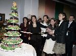 Apeldoorn 16 december 2005
Prinses Margriet Marilene Annette Aimee en Anita taart aansnijden bij expositie van hun trouwjurken op paleis het Loo. Prins Floris