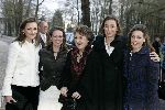 Apeldoorn 16 december 2005
Prinses Margriet Marilene Annette Aimee en Anita taart aansnijden bij expositie van hun trouwjurken op paleis het Loo.