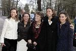 Apeldoorn 16 december 2005
Prinses Margriet Marilene Annette Aimee en Anita taart aansnijden bij expositie van hun trouwjurken op paleis het Loo.