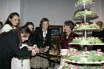 Apeldoorn 16 december 2005
Prinses Margriet Marilene Annette Aimee en Anita taart aansnijden bij expositie van hun trouwjurken op paleis het Loo.