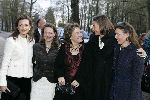 Apeldoorn 16 december 2005
Prinses Margriet Marilene Annette Aimee en Anita taart aansnijden bij expositie van hun trouwjurken op paleis het Loo.
