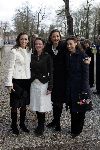 Apeldoorn 16 december 2005
Prinses Margriet Marilene Annette Aimee en Anita taart aansnijden bij expositie van hun trouwjurken op paleis het Loo.