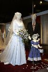 Apeldoorn 16 december 2005
Prinses Margriet Marilene Annette Aimee en Anita taart aansnijden bij expositie van hun trouwjurken op paleis het Loo.  trouwjurk Marilene