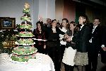 Apeldoorn 16 december 2005
Prinses Margriet Marilene Annette Aimee en Anita taart aansnijden bij expositie van hun trouwjurken op paleis het Loo. Prins Floris